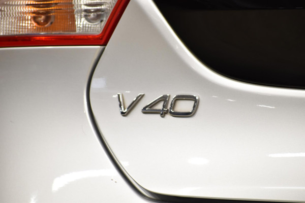 Volvo V40 T3 152PK Nordic+Luxury / Panoramadak / Standkachel / Camera achter / Elektrisch stoel / Park assist / Volvo On-Call