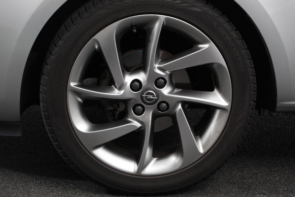 Opel Corsa 1.4 120 Jaar Edition | Navigatie | Lichtmetalen Velgen | Airco | DAB | Camera |