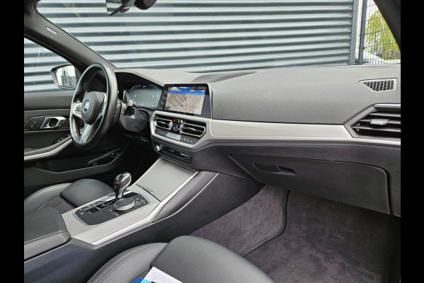 BMW 3 Serie Touring 330e Sportline Plug In Hybrid PHEV | Adaptive Cruise | Trekhaak af Fabriek | Lice Cockpit | Apple Carplay | Camera | Stoelverwarming |