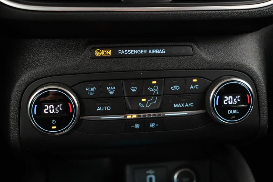 Ford Focus 1.0 EcoBoost Titanium | Automaat | Carplay | Trekhaak | Navigatie | Keyless | Climate control | Cruise control | PDC | Bluetooth