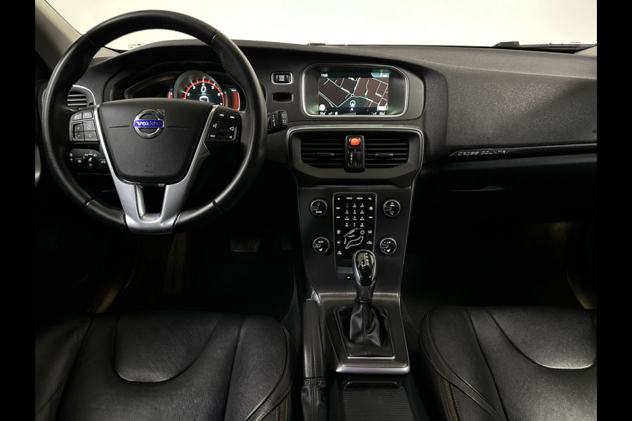 Volvo V40 Cross Country 2.0 T4 AWD Momentum | Leer | Navi | Trekhaak | Stoelverwarming | Cruise Control | Verwarmde Vooruit | Xenon | Parkeersensor | Dakrails |