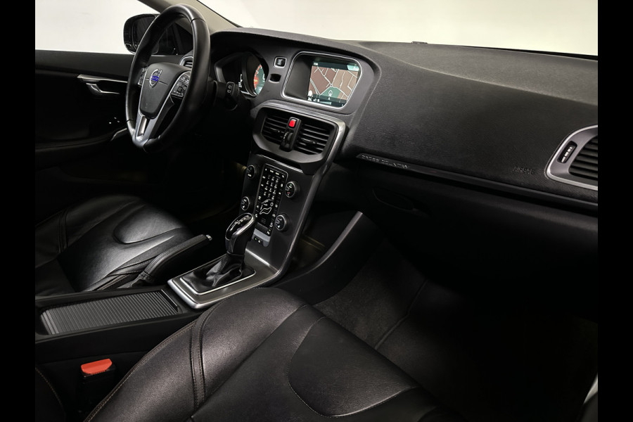 Volvo V40 Cross Country 2.0 T4 AWD Momentum | Leer | Navi | Trekhaak | Stoelverwarming | Cruise Control | Verwarmde Vooruit | Xenon | Parkeersensor | Dakrails |
