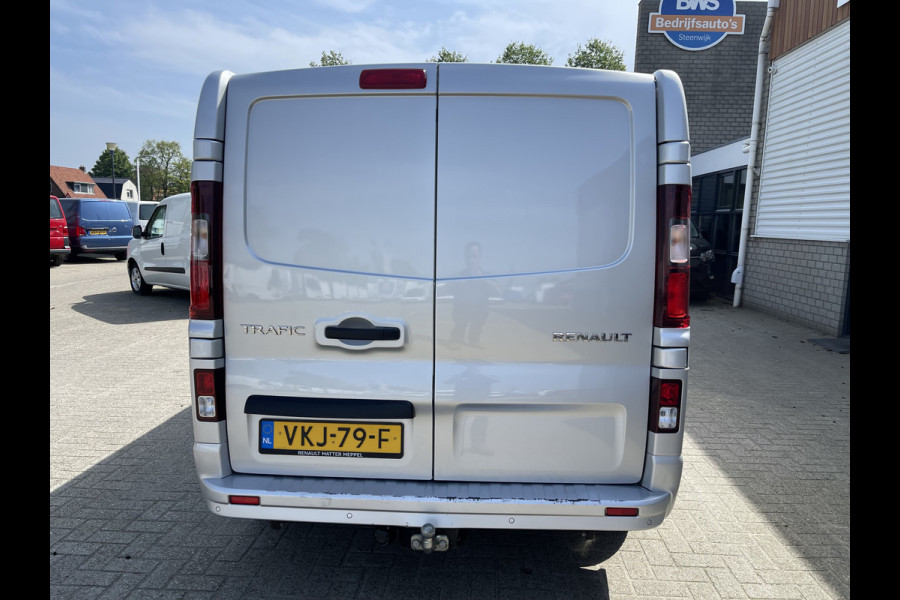 Renault Trafic 2.0 dCi 120pk T29 L2H1 Work Edition / vaste prijs rijklaar € 20.950 ex btw / lease vanaf € 375 / zilver metallic / airco / cruise / trekhaak / pdc achter / navigatie !