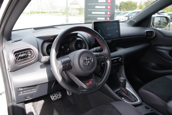 Toyota Yaris 1.5 Hybrid GR Sport, Head-Up Display, Adap. Cruise Control, Camera, CarPlay, Stoelverwarming