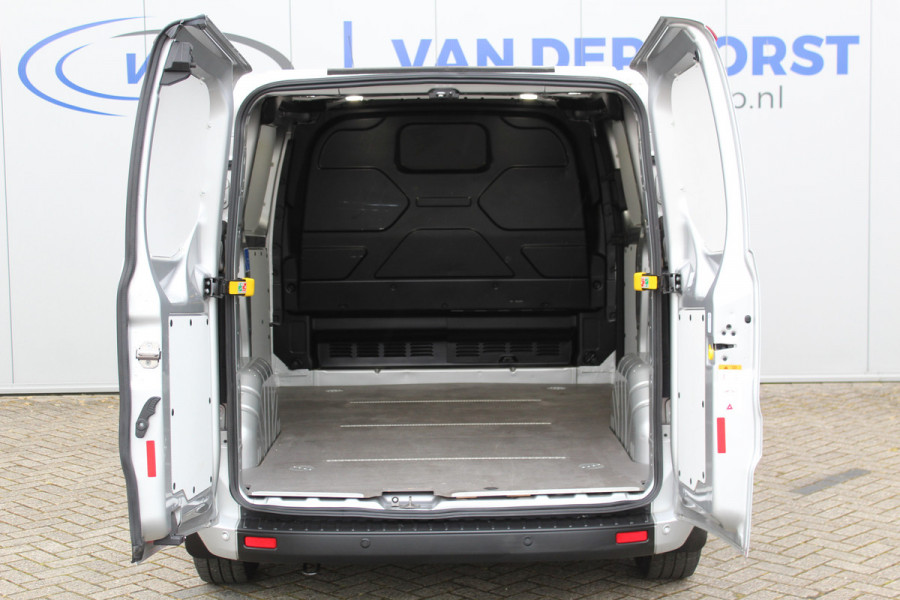 Ford Transit Custom 300 2.0-130pk TDCI L1H1 Trend. Trekgewicht 2.500kg ! Metallic lak, navigatie, telefoonvoorb., DAB radio, airco, camera, parkeersensoren v+a, winterpakket, lane- en side assist, bijrijdersbank, laadruimte betimmerd etc.