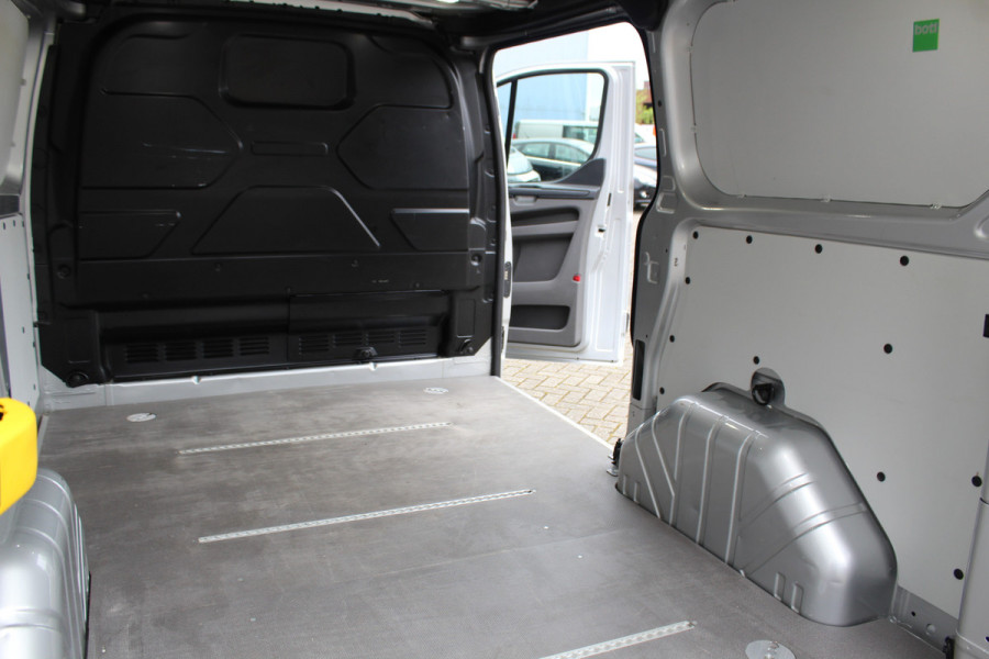 Ford Transit Custom 300 2.0-130pk TDCI L1H1 Trend. Trekgewicht 2.500kg ! Metallic lak, navigatie, telefoonvoorb., DAB radio, airco, camera, parkeersensoren v+a, winterpakket, lane- en side assist, bijrijdersbank, laadruimte betimmerd etc.