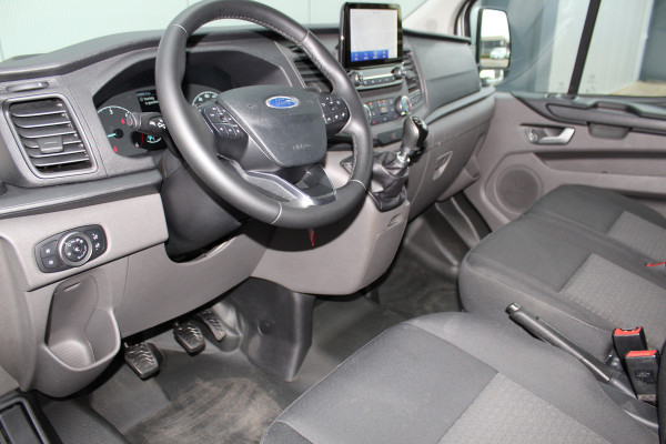 Ford Transit Custom 300 2.0-130pk TDCI L1H1 Trend. Trekgewicht 2.500kg ! Metallic lak, navigatie, telefoonvoorb., DAB radio, airco, camera, parkeersensoren v+a, winterpakket, lane- en side assist, bijrijdersbank, laadruimte betimmerd etc.