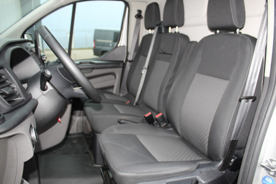 Ford Transit Custom 300 2.0-130pk TDCI L1H1 Trend. Trekgewicht 2.500kg ! Metallic lak, navigatie, telefoonvoorb., DAB radio, airco, camera, parkeersensoren v+a, winterpakket, lane- en side assist, bijrijdersbank, laadruimte betimmerd etc.