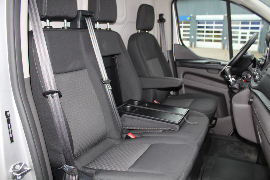 Ford Transit Custom 300 2.0-130pk TDCI L1H1 Trend. Trekgewicht 2.500kg ! Metallic lak, navigatie, telefoonvoorb., DAB radio, airco, camera, parkeersensoren v+a, winterpakket, lane- en side assist, bijrijdersbank, laadruimte betimmerd etc.