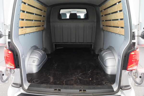 Volkswagen Transporter 2.0 TDI L2H1 30 DC Highline 150 pk Automaat | Verlengde garantie | Navigatie | Trekhaak | Parkeersensoren | Achteruitrijcamera |