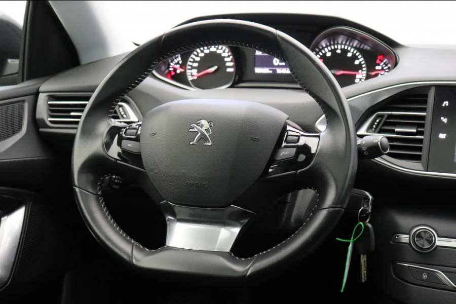 Peugeot 308 1.2 PureTech Executive - Panorama, Navi, Carplay