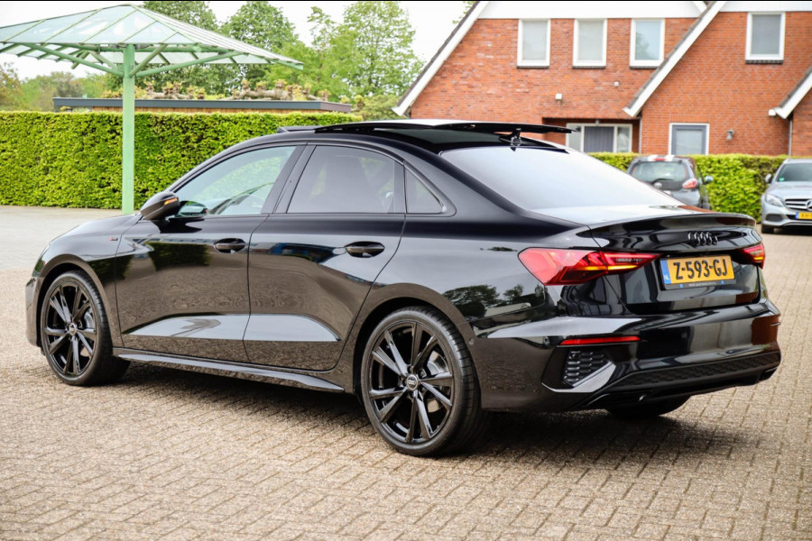 Audi A3 Limousine 35 1.5 TFSI S Edition One S-line 150pk S-Tronic Lederen kuipstoelen|Virtual Cockpit|Panoramadak|LED Matrix|Black