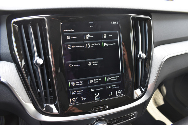 Volvo V60 T6 Recharge AWD Inscription / Adapt. Cruise / Trekhaak / Camera / Keyless / 19" LMV