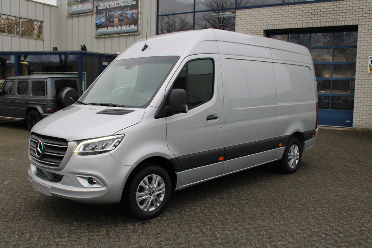 Mercedes-Benz Sprinter 319 CDI L2H2 RWD 3500 kg trekhaak, LED, MBUX 10.25 met parkeer pakket en camera, Bumpers in kleur