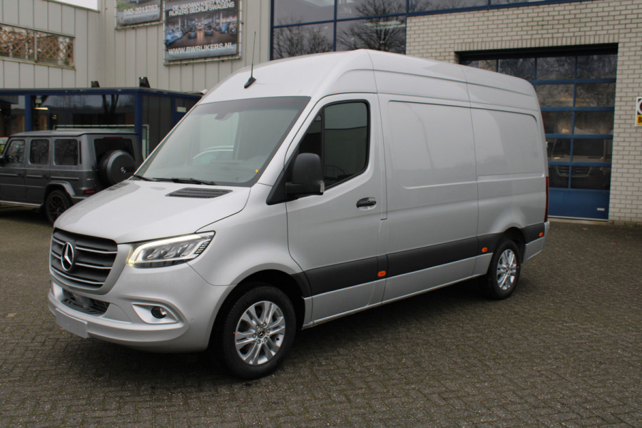 Mercedes-Benz Sprinter 319 CDI L2H2 RWD 3500 kg trekhaak, MBUX 10.25 met parkeer pakket en camera, LED, Bumpers in kleur