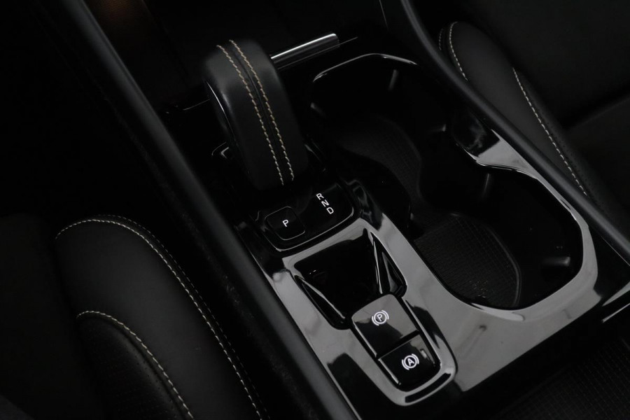 Volvo XC40 1.5 T5 Plug In R-Design | Adaptive cruise | Stoel & stuurverwarming | Trekhaak | Carplay | Camera | BLIS | Full LED