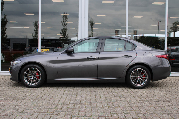 Alfa Romeo Giulia 2.0T Super | Veloce interieur | Stuur\stoel verwarming | Xenon | Regen\lichtsensor