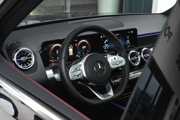 Mercedes-Benz Glb 220 d 4MATIC AMG Line 7p. *Panorama / Multibeam LED / Sfeerverlichting / 360 Camera / Adaptieve Cruise Control*