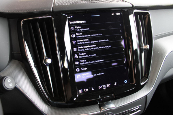 Volvo XC60 T8 Recharge 455PK Automaat AWD Plus Dark Panoramisch schuif-kanteldak / 360 graden rondom zichtcamera / 20" lichtmetalen velgen / Harman Kardon Audio installatie / Stoelverwarming / Head-up display