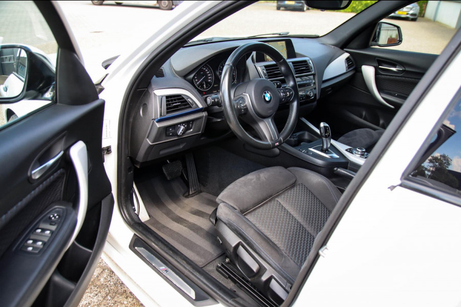BMW 1-serie 118i High Executive M Sport M Pakket 136pk Automaat Shadowline|1e|LED Koplampen|Alcantara sportstoelen|NAVI|Black Pack