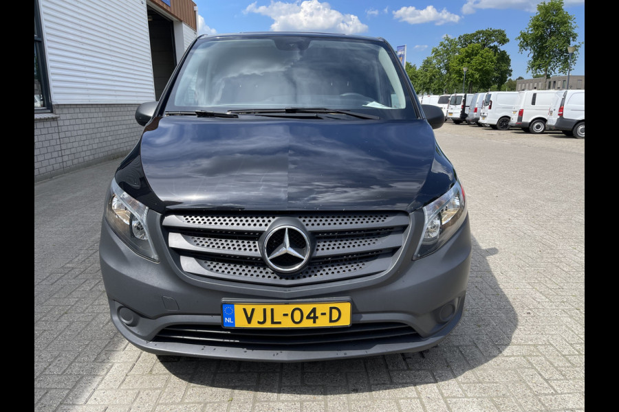 Mercedes-Benz Vito 110 CDI Lang L2H1 / vaste prijs rijklaar € 18.950 ex btw / lease vanaf € 348 / zwart metallic / airco / cruise / navigatie / bouwjaar 2021