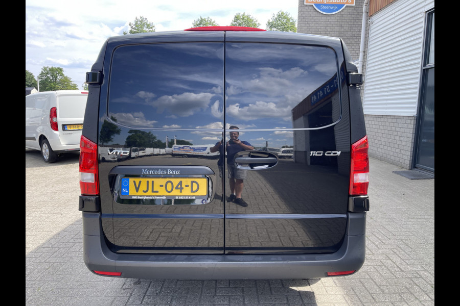 Mercedes-Benz Vito 110 CDI Lang L2H1 / vaste prijs rijklaar € 18.950 ex btw / lease vanaf € 348 / zwart metallic / airco / cruise / navigatie / bouwjaar 2021