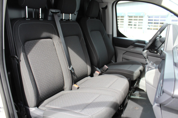 Ford Transit Custom 320 2.0-136pk TDCI L2H1 ´Trend´, schuifdeur li. + re. ! Overtuig u van de rijkwaliteiten van dit nieuwe model Ford Transit Custom. Camera, LED koplampen, Cruise Control, Aut. Airco, Navigatie by Apple / Android, Voorraam verwarmd, Metallic lak etc.