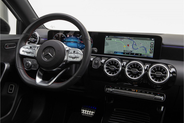 Mercedes-Benz A-Klasse 250 e AMG Panorama, Widescreen, Nightpack, Sfeerverlichting, Camera, Hybrid 2022