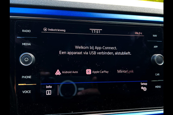Volkswagen T-Roc Cabrio 1.5 TSI Style Camera_Carplay_Leder_Led_Dealer onderhouden