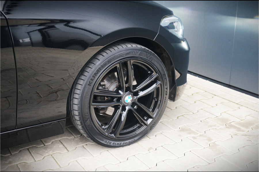 BMW 1-serie 118i Executive Sport | Black on Black | LED | Automaat | Digital Dash | Sport Stoelen | LM. Velgen 18' | Aut. Airco | Digital Dash | NAP | 5 Drs. | PDC A. | Cruise C. | 2 Sleutels |