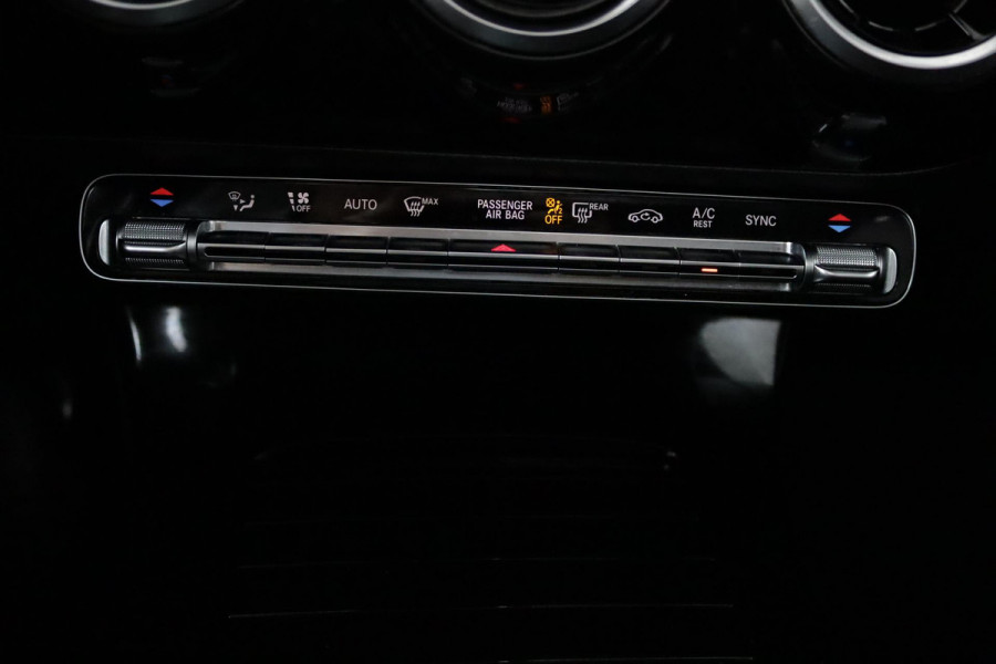 Mercedes-Benz A-Klasse 200 Business Solution AMG Night Upgrade Automaat (PANORAMADAK, CAMERA, CARPLAY, NL-AUTO)
