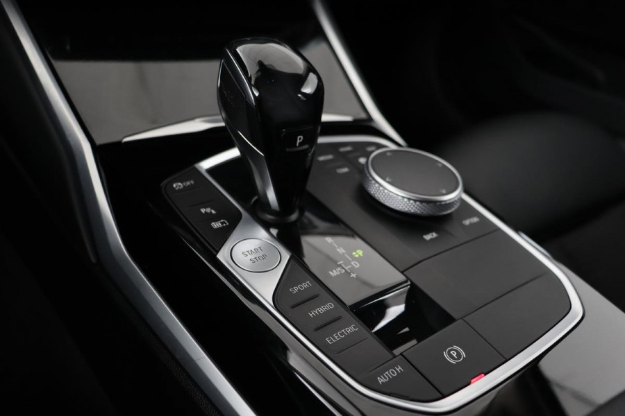 BMW 3-serie 330e Sport Line | Adaptive cruise | Stoelverwarming | Carplay | Sfeerverlichting | Navigatie | Full LED | Half leder | PDC | Climate control
