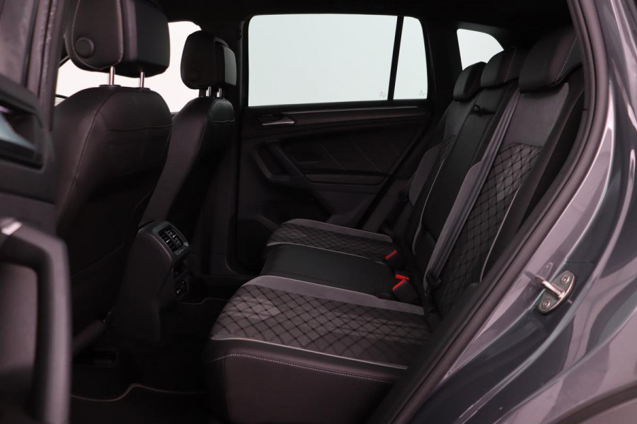 Volkswagen Tiguan 1.5 TSI R-Line | Trekhaak | Matrix LED | Carplay | Active Info | PDC | Navigatie | Keyless | Adaptive Cruise | DAB+