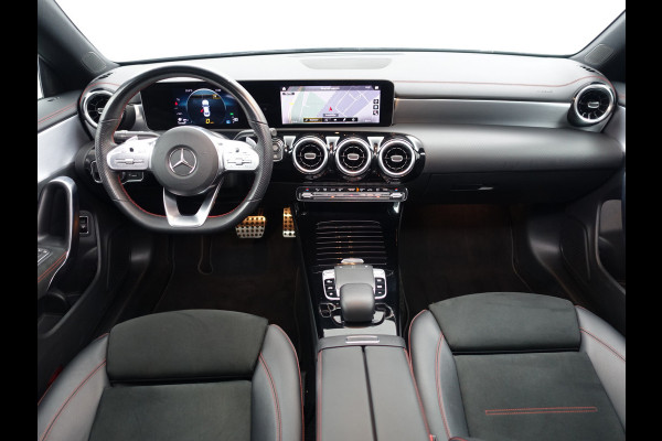 Mercedes-Benz CLA-Klasse 180 AMG Night Edition Aut- Panodak I Park Assist I Navi I Sport Interieur I Dynamic Select