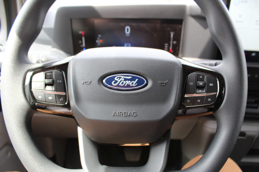 Ford Transit Custom 320 2.0-136pk TDCI L2H1 ´Trend´ AUTOMAAT ! Overtuig u van de rijkwaliteiten van dit nieuwe model Ford Transit Custom. Camera, LED koplampen, Cruise Control, Aut. Airco, Navigatie by Apple / Android, Voorraam verwarmd, Metallic lak etc.