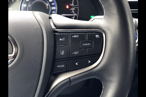 Lexus UX 250h Preference Line | Dodehoekherkenning, 18 inch, Stoel + Stuurverwarming, Parkeersensoren, Apple CarPlay/Android Auto