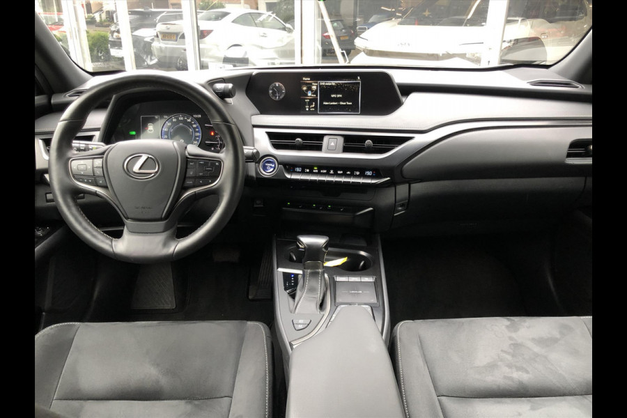 Lexus UX 250h Preference Line | Trekhaak, Dodehoekherkenning, 18 inch, Stoel + Stuurverwarming, Parkeersensoren, Apple CarPlay/Android Au