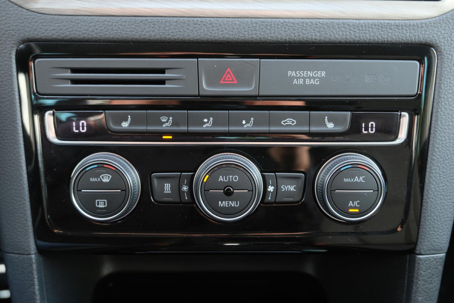 Volkswagen Golf Sportsvan 1.2 TSI Connected Series |110 PK | All- Weather Banden | Trekhaak | Stoelverwarming | Climate Controle | Groot Scherm