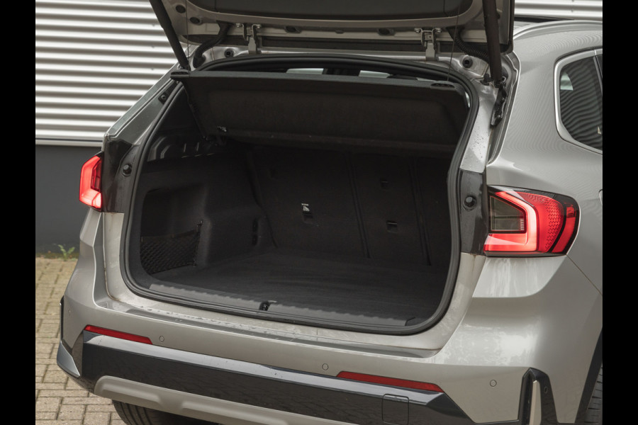 BMW X1 18i sDrive xLine - Panorama - Trekhaak - Parking Ass Plus - Head-up Display