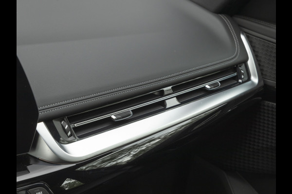 BMW X1 18i sDrive xLine - Panorama - Trekhaak - Parking Ass Plus - Head-up Display