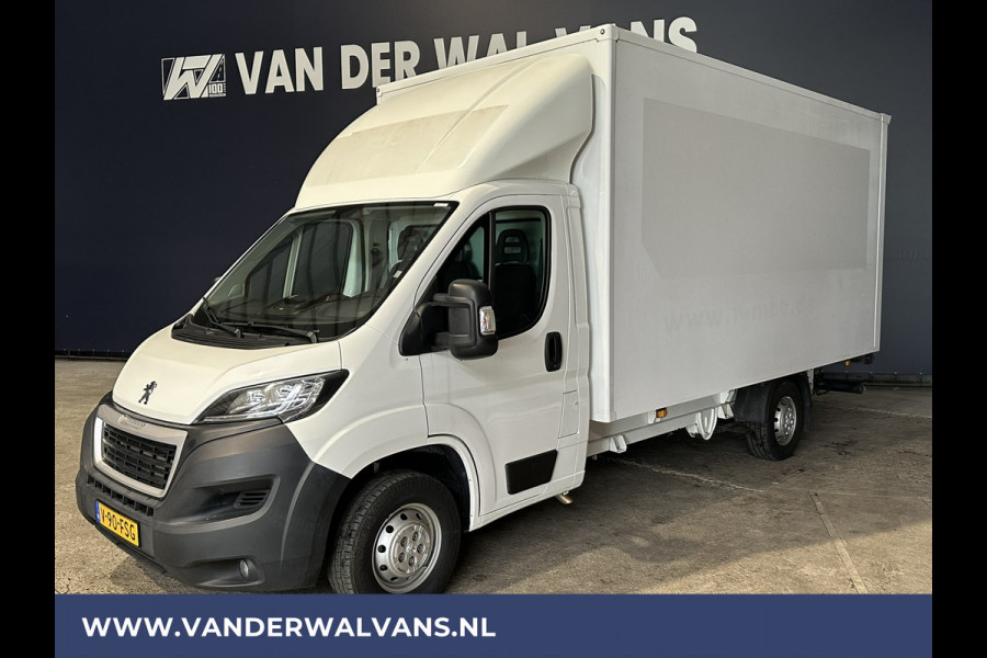 Peugeot Boxer 2.0 BlueHDi 131pk Bakwagen + Laadklep Euro6 Airco | Camera | 1000kg Laadvermogen Bijrijdersbank