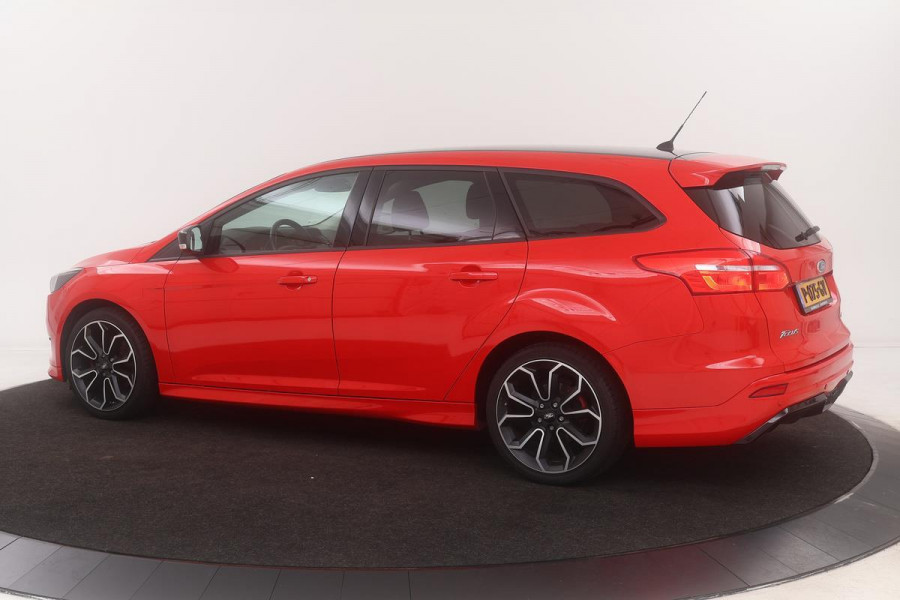 Ford Focus 1.5 Ecoboost Red Edition *Lees advertentie* | Stoelverwarming | PDC | Climate control | Cruise control