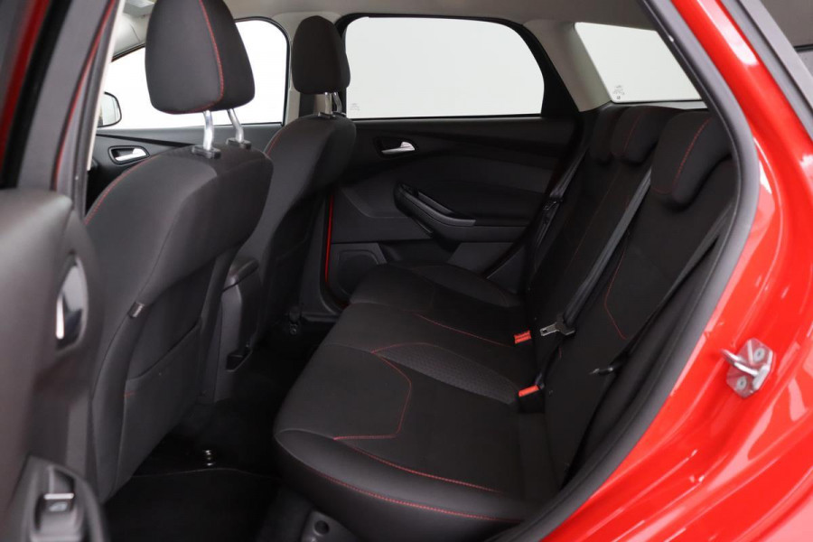 Ford Focus 1.5 Ecoboost Red Edition *Lees advertentie* | Stoelverwarming | PDC | Climate control | Cruise control