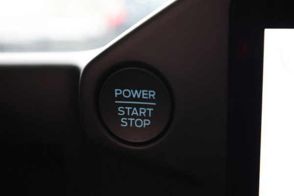 Ford Transit Custom 320 2.0 TDCI L2H1 AUT | Camera | Lane Assist | LED | Apple CarPlay | Garantie tot 06-2027 | NIEUW | AV Black edition | Cobra verlagingsveren | Lederen bekleding | Trekhaak | 3-Zitter