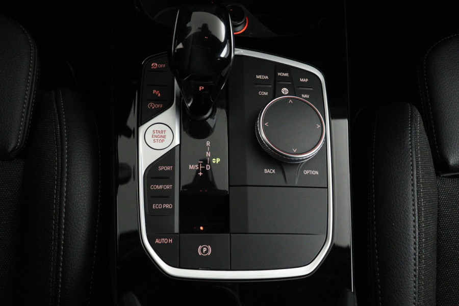BMW 1-serie 118i Executive Edition Automaat (NAVIGATIE, CARPLAY, PDC V+A, LED, 1e EIGENAAR, DEALER ONDERHOUDEN)