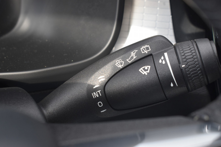 Volvo XC40 T3 164PK Automaat Momentum Pro | Trekhaak | BLIS | Stoelverwarming | Elektr. klep | Navigatie | ACC | 18"LMV |