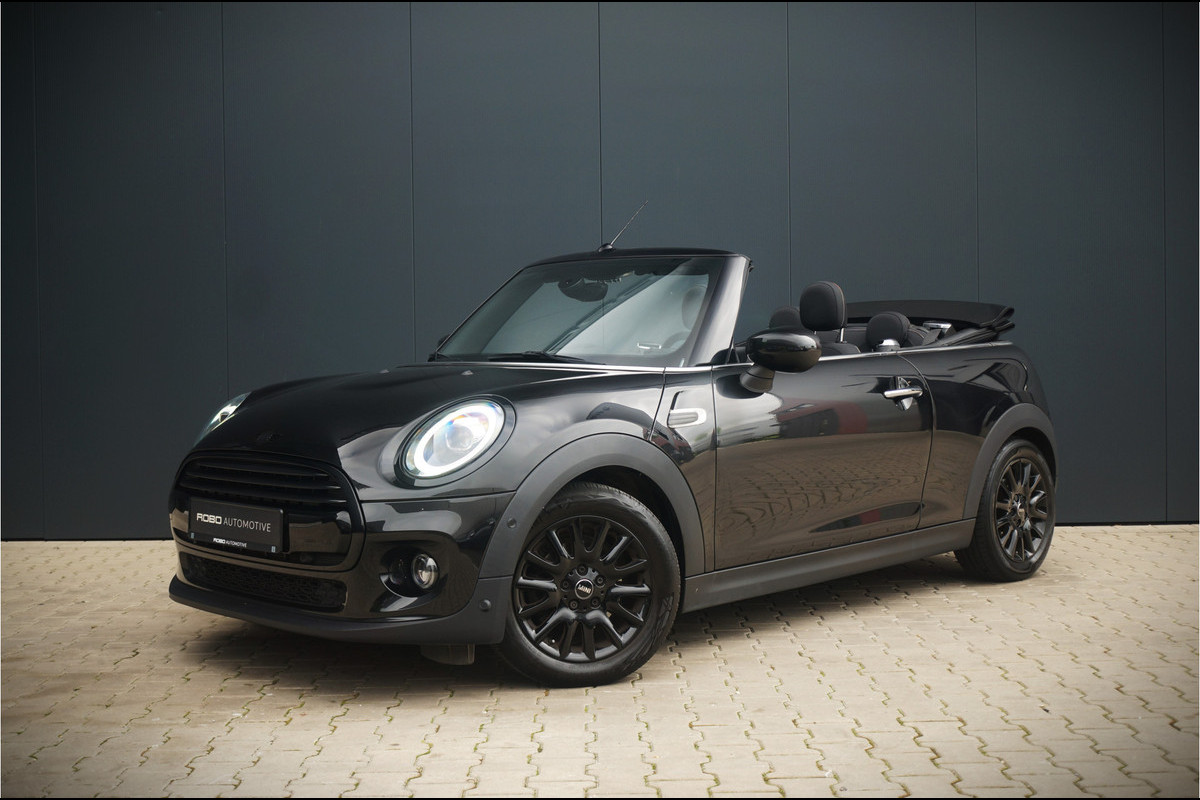 MINI Cabrio 1.5 Cooper Essential | *35.752* KM | Black on Black | Digital Dash | Keyless | Stoelverwarming | Led | Union Jack | Ambient Light | Aut. Airco | Parkeersensoren | DAB | Cruise Control | BTW |