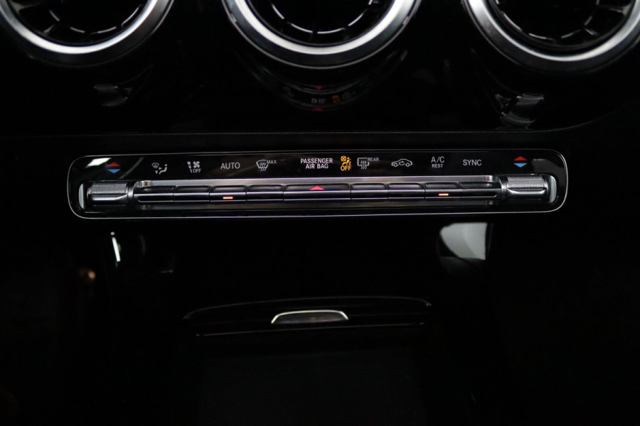 Mercedes-Benz A-Klasse 180 Business Solution AMG Night Automaat (PANORAMADAK, CAMERA, PDC, NAVIGATIE, NL-AUTO, GOED ONDERHOUDEN)
