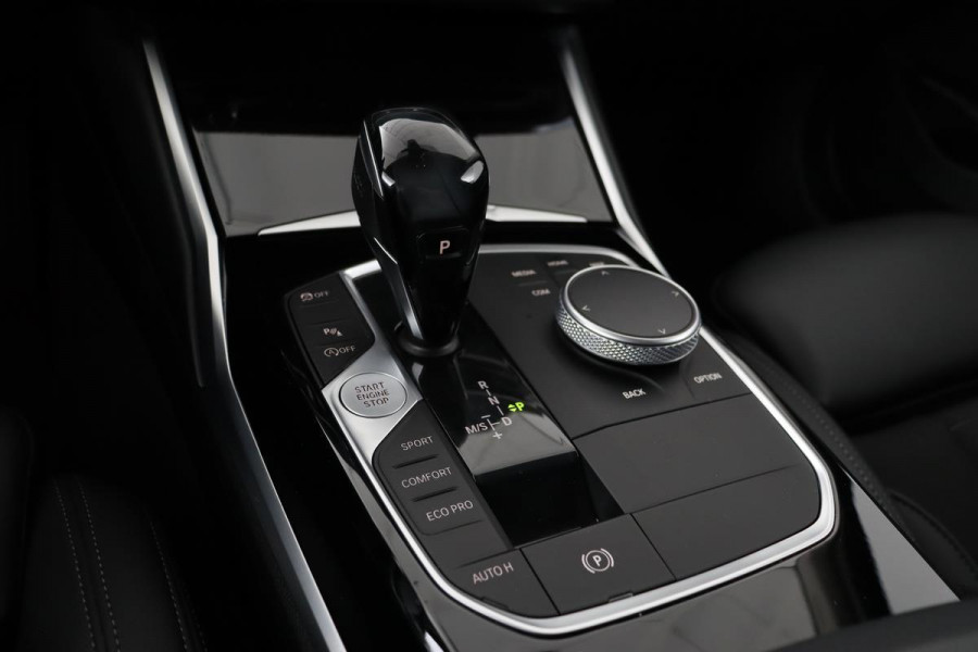 BMW 3-serie 330i Sport Line | Stoelverwarming | Carplay | Sfeerverlichting | Navigatie | Half leder | Sportstoelen | DAB | Live Cockpit