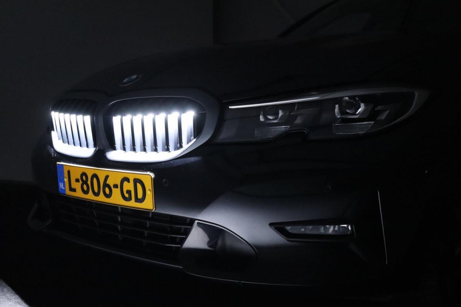 BMW 3-serie 330i Sport Line | Stoelverwarming | Carplay | Sfeerverlichting | Navigatie | Half leder | Sportstoelen | DAB | Live Cockpit